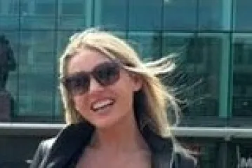 Voditeljica stigla ispred kultnog stadiona pa pokazala gole grudi: 'Službeno sam njihova navijačica'