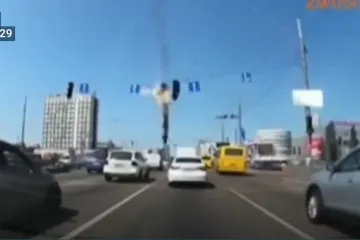 Kamera snimila užas: Ruski projektil pao na kijevsku prometnicu prepunu automobila