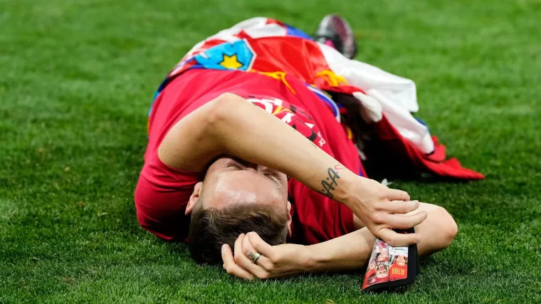 Rakitić pobjedu slavio ogrnut hrvatskom zastavom, a u rukama je držao &scaron;al Hajduka: 'Jedna od najdražih noći'