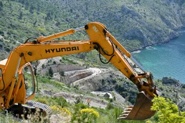 Započelo rušenje bespravno sagrađenih objekata u uvali Vruja kod Brela