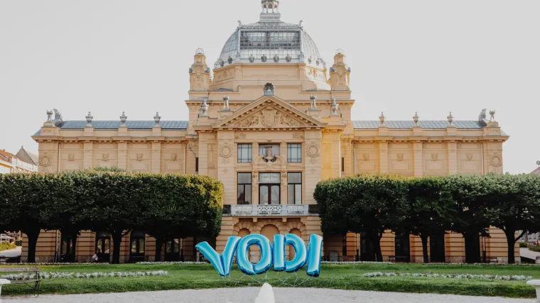 U pet hrvatskih gradova preko noći osvanuli intrigantni grafiti na pločniku i svjetlucavi mega baloni.