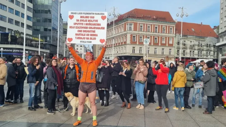 S četiri protuprosvjeda, Zagrepčani odgovaraju mu&scaron;karcima koji kleče po trgovima. Policija će sve snimati