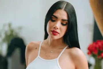 Voditeljica se namjerno tako sagnula da joj ispadnu grudi, želja joj je da vidite i sve ostalo