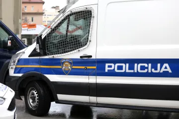 Mladić (18) prebrzo vozio neregistriran automobil, zabio se u stablo. Ozlijeđeni putnici, među njima i 15-godišnjakinja