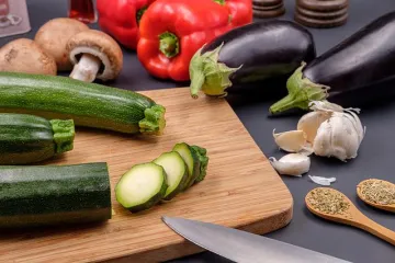 Povrće na žaru s umakom od bosiljka i če&scaron;njaka savr&scaron;en prilog
