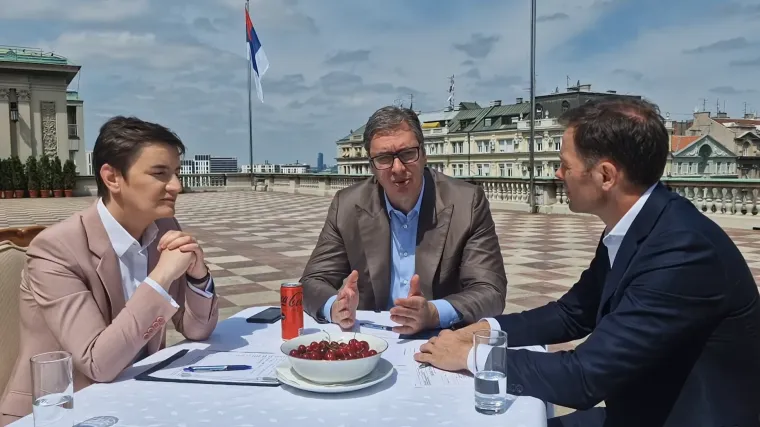 Vučić sjeo na krov zgrade i uz tre&scaron;nje poručio: 'U srijedu objavljujemo izvanredne vijesti, bit ćete jako zadovoljni'