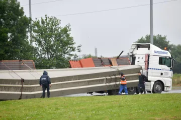 Noćna mora svakog kamiondžije! Vozio betonske blokove, ali u kružnom toku mu pukao vijak