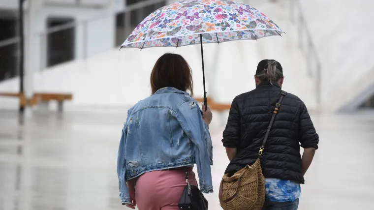 Do kraja dana uz obalu sunčano, na kopnu poslijepodne pljuskovi i jaki vjetar