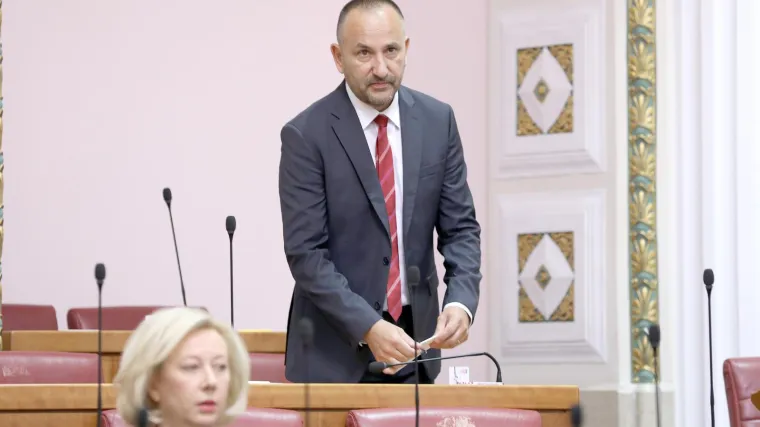 Zeko u Saboru podbadao 'mostovce': 'A gdje ste danas? Nino vjerojatno čuva djecu, Božo radi u fu&scaron;u, Bulj kosi travu...'