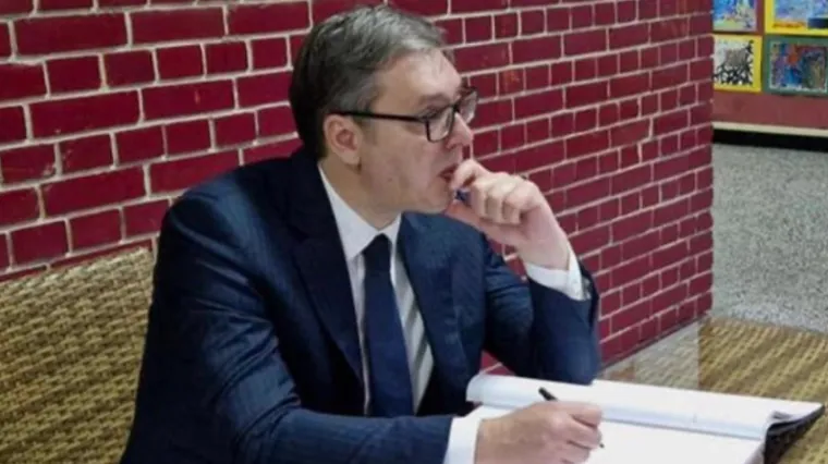 Pojavila se Vučićeva fotografija iz &scaron;kole u kojoj se dogodio masakr, ali... 'Ovih pet detalja govore da je ta slika - fejk!'