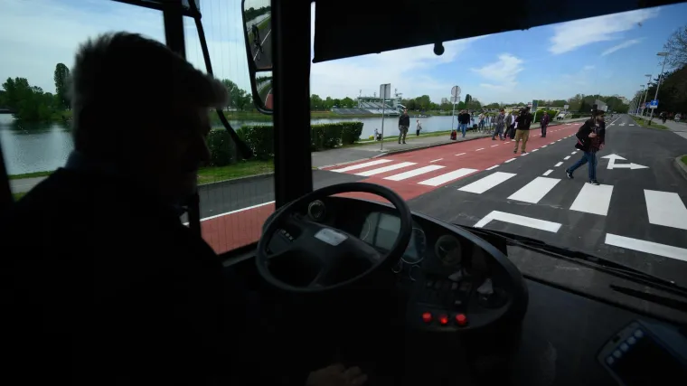 Blokirao put autobusu ZET-a pa fizički nasrnuo na vozača i prometnika. Umije&scaron;ala se i policija&hellip;
