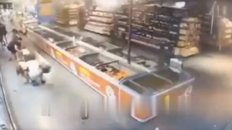 Trenuci užasa: Rusi u raketiranju pogodili trgovinu, ljudi bježali glavom bez obzira