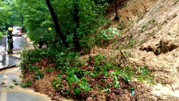 Zatvorena Sljemenska ceste prema Zagrebu. Stablo priječi put kolnikom, sanira se šteta od odrona