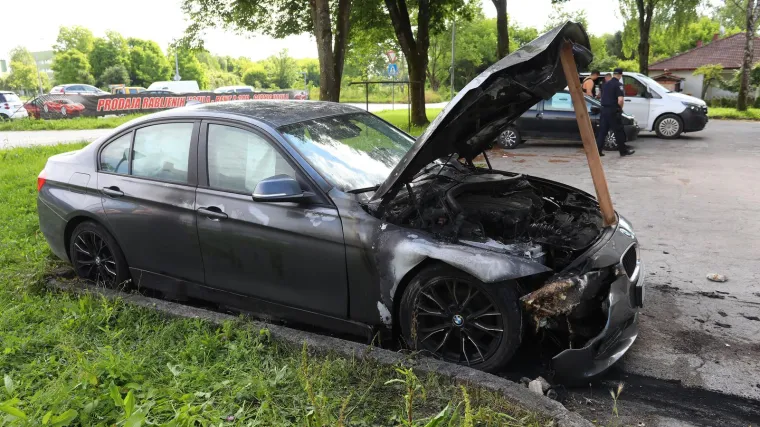Zapaljen BMW pravosudnog policajca u Karlovcu: Vatrogasci su zbog jednog detalja odmah pozvali policiju