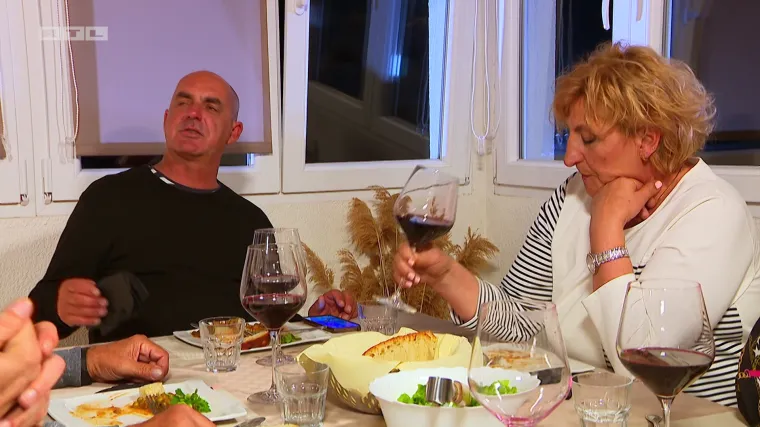 Je li se ovo dogodilo prvi put u 'Večeri za 5 na selu'? Gost iznenađenja zaspao, a domaćin obavio poziv za stolom