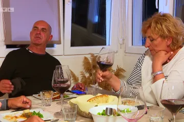 Je li se ovo dogodilo prvi put u 'Večeri za 5 na selu'? Gost iznenađenja zaspao, a domaćin obavio poziv za stolom