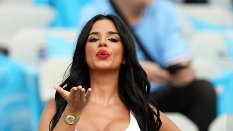 Kad smo mislili da je dosegla limit, Ivana Knoll dokaže suprotno: Izbacila je obline u rozom kompletiću usred Istanbula