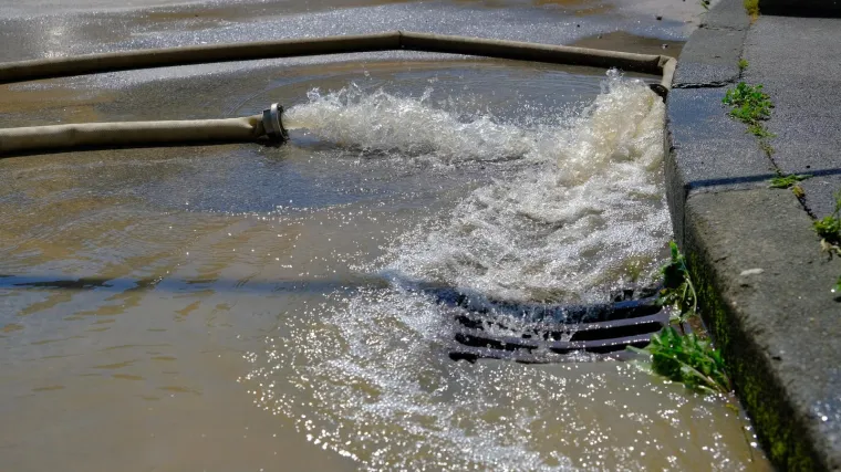 Travno i Zapruđe ostali bez pitke vode, napunili se iskopi na tržnici Utrine. Crpke već rade