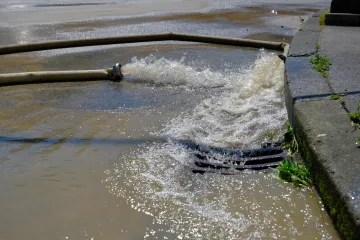 Travno i Zapruđe ostali bez pitke vode, napunili se iskopi na tržnici Utrine. Crpke već rade