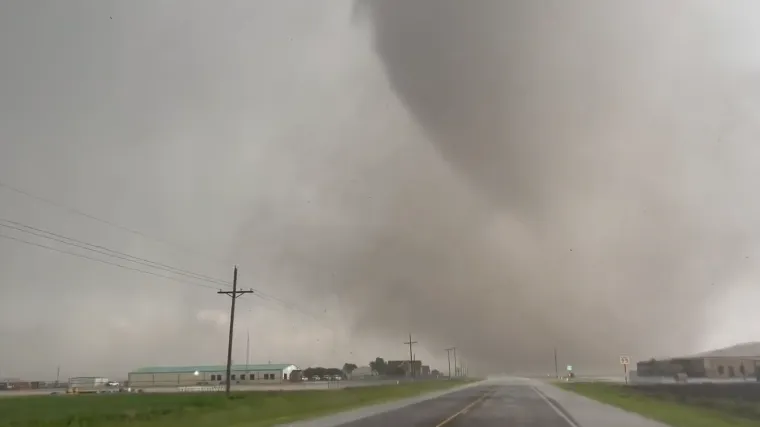 Pogledajte jezive snimke: Tornado razorio gradić, uništeno 200 kuća, najmanje troje poginulih i deseci ozlijeđenih