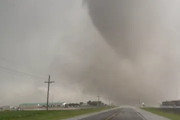 Pogledajte jezive snimke: Tornado razorio gradić, uništeno 200 kuća, najmanje troje poginulih i deseci ozlijeđenih