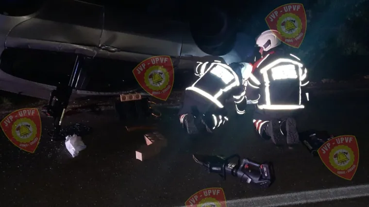 FOTO Automobil sletio s ceste, dvoje ljudi ozlijeđeno