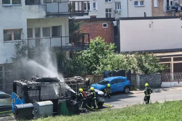 VIDEO Plamen progutao ZET-ov autobus u Hercegovačkoj ulici u Zagrebu: 'Oštećena su i dva osobna vozila'