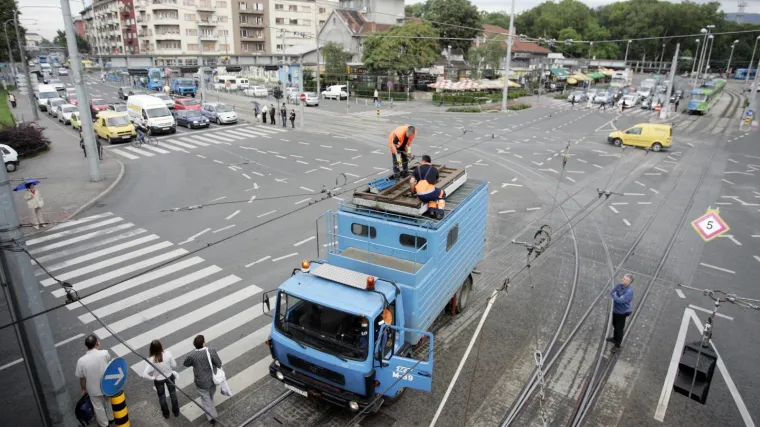 Kaos u sredi&scaron;tu Zagreba: Kamion o&scaron;tetio tramvajski vod u Branimirovoj, brojne linije voze obilaznim pravcima