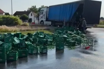 Kakav uznemirujući prizor za sve pivopije: Iz kamiona letjele gajbe, omiljena tekućina brojnih Hrvata razlila se po cesti