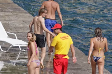 Luka Modrić odveo djevojku na plažu pa joj priuštio uzbudljivih pola sata. Čale bio tik uz njih