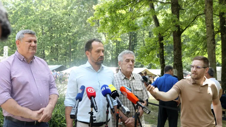 Peternel stigao na proslavu Dana antifašističke borbe: 'Što to slavimo?'; Pogledajte kako ga je poklopila jedna gnjevna gospođa