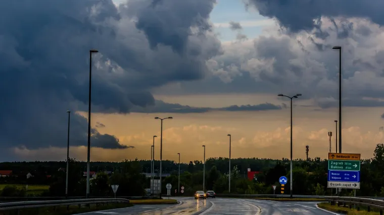 Crveno upozorenje za dvije regije: Očekuje se grmljavinsko nevrijeme s tučom i munjama