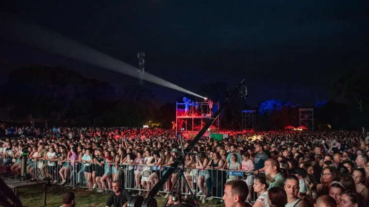 Ceca nakon 10 godina nastupila u srpskom gradiću: 15.000 ljudi pratilo je kako poskakuje  bosonoga u riskantnoj haljini