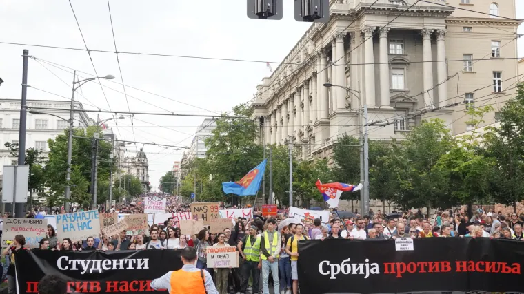 Masovni građanski bunt u Srbiji se nastavlja: U Beogradu tisuće na ulicama, prosvjedovalo se jo&scaron; u desetak gradova
