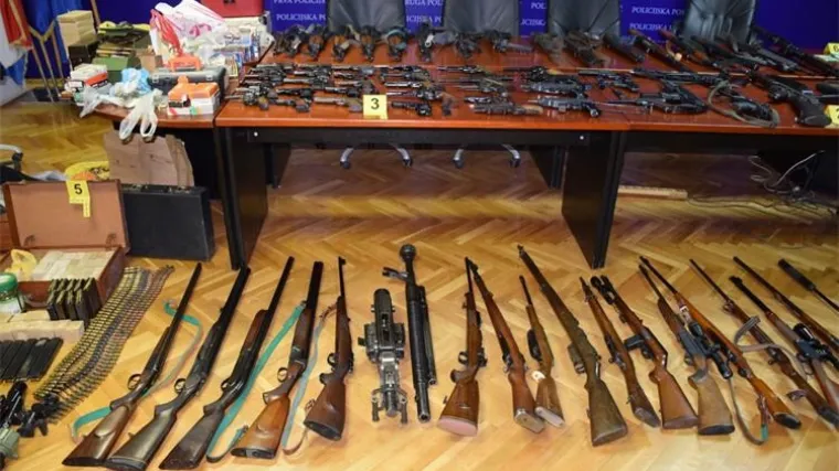 FOTO Strojnica, mitraljezi, pu&scaron;ke, bombe.  Kod Splićanina prona&scaron;li oružja kao da se sprema za rat...