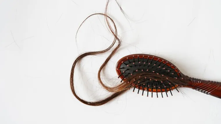 Kako izgleda pravilno i temeljito či&scaron;ćenje četke za kosu?