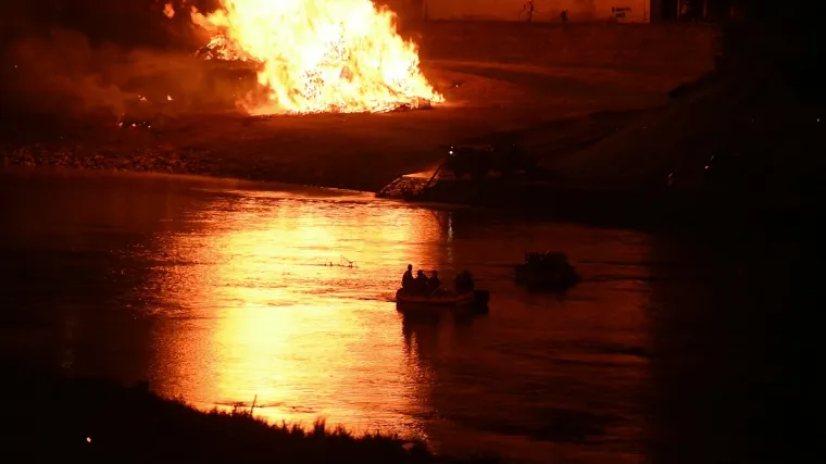 Ljudi su se zabavljali uz pogled na krijes te uživali u vatrometu i ostalim atrakcijama