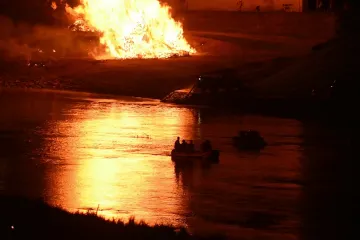 Ljudi su se zabavljali uz pogled na krijes te uživali u vatrometu i ostalim atrakcijama