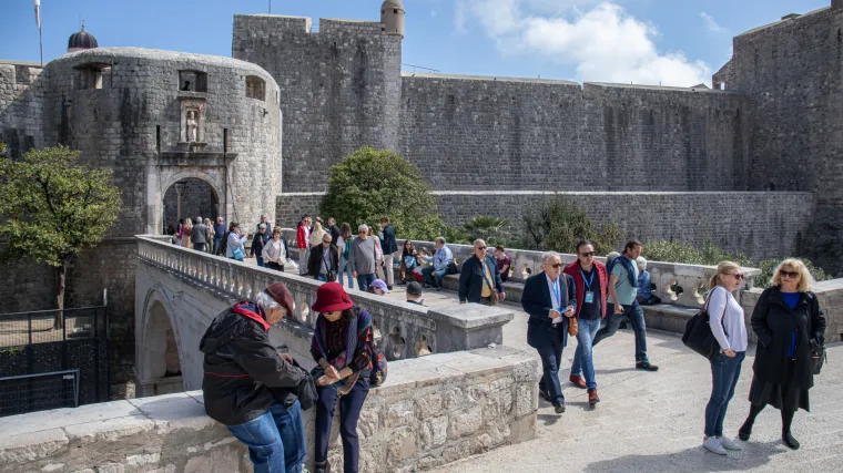 Dubrovnikom hara dječja bolest koja je najvi&scaron;e na&scaron;tetila roditeljima: 'Kao da me vlak pregazio...'; U Zagrebu proboj enterovirusa