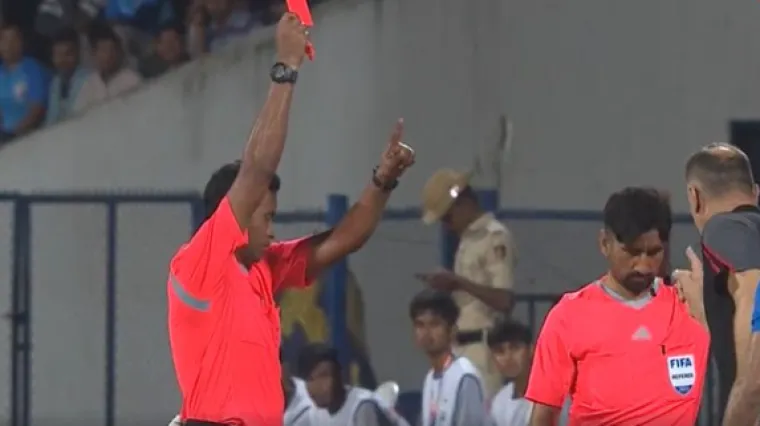 &Scaron;timac napravio &scaron;ou u Indiji: Dobio drugi crveni u dvije utakmice pa namigivao navijačima