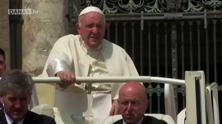 VIDEO Papa prvi put nakon operacije stigao na opću audijenciju: 'Vidite da se oporavlja!'