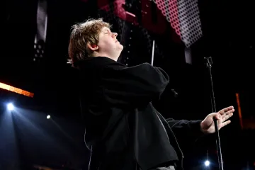 Škotski pop pjevač zbog bolesti je stao usred pjesme: Ono kako je publika reagirala na to, tjera jezu u kosti