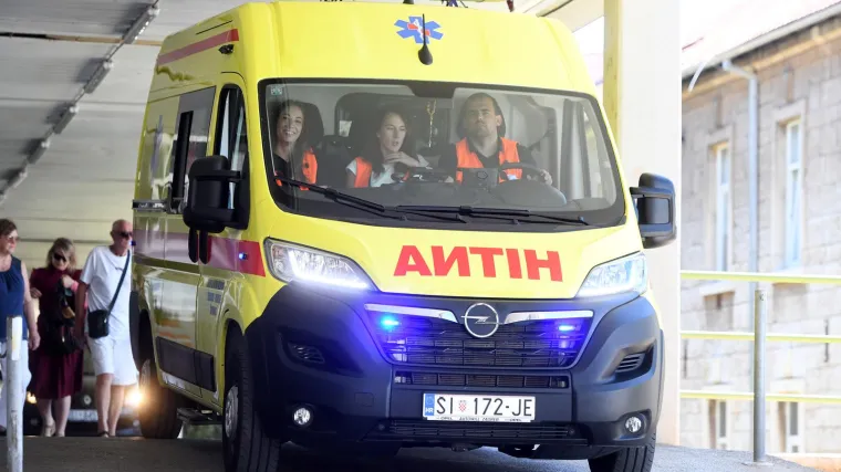 FOTO Od Bjelovara preko Karlovca pa do Splita. Vozači Hitne u 12 sati upalili sirene kao podršku svom kolegi