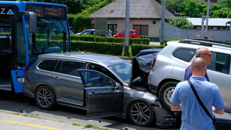 Lančani sudar u Zagrebu: ZET-ov autobus pogodio aute u jednom od najprometnijih križanja u Zagrebu