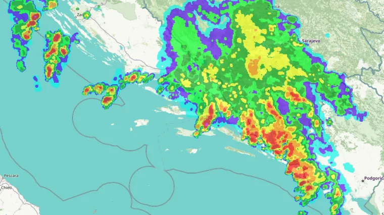 Silovita grmljavinska oluja pogodila Dalmaciju: U nekoliko sati palo vi&scaron;e ki&scaron;e nego &scaron;to prosječno padne u cijelom srpnju!?