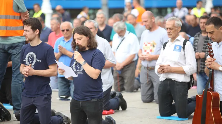 Mu&scaron;karci ponovno kleče po Trgu, okupili se i prosvjednici: 'Ovi su skupovi protuustavni i trebali bi biti zabranjeni!'