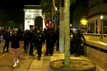 VIDEO U nešto mirnijoj noći, diljem Francuske uhićeno 719 osoba. Ozlijeđeno i 45 policajaca