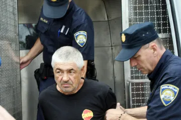 Ovako je izgledalo privođenje napadača iz Siska, prijeti mu dugotrajan zatvor: Ranjeni muškarci skinuti su s respiratora