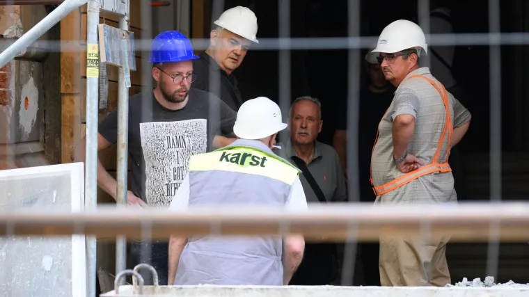 Mu&scaron;karac pao sa skele u rupu duboku &scaron;est metara, vatrogasci ga izvukli uz pomoć krana