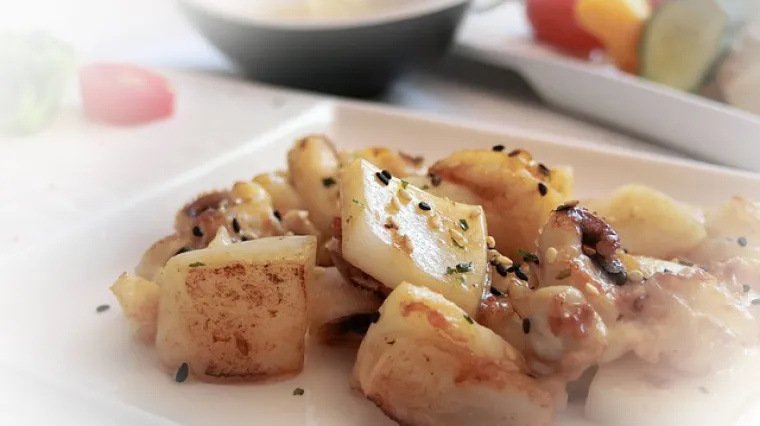 Kako se priprema svježa sipa sa češnjakom i čilijem?